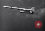 Standbild B-52 air-startet eine AGM-28 Hound Dog Cruise Missile United States USA, 1962, aus Sekunde 25 historischem Filmmaterial Videoclip 65675037326