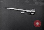 Standbild B-52 air-startet eine AGM-28 Hound Dog Cruise Missile United States USA, 1962, aus Sekunde 26 historischem Filmmaterial Videoclip 65675037326