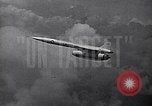 Standbild B-52 air-startet eine AGM-28 Hound Dog Cruise Missile United States USA, 1962, aus Sekunde 28 historischem Filmmaterial Videoclip 65675037326