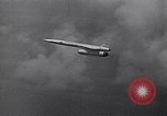 Standbild B-52 air-startet eine AGM-28 Hound Dog Cruise Missile United States USA, 1962, aus Sekunde 46 historischem Filmmaterial Videoclip 65675037326