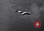 Standbild B-52 air-startet eine AGM-28 Hound Dog Cruise Missile United States USA, 1962, aus Sekunde 48 historischem Filmmaterial Videoclip 65675037326