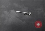 Standbild B-52 air-startet eine AGM-28 Hound Dog Cruise Missile United States USA, 1962, aus Sekunde 52 historischem Filmmaterial Videoclip 65675037326