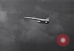 Standbild B-52 air-startet eine AGM-28 Hound Dog Cruise Missile United States USA, 1962, aus Sekunde 53 historischem Filmmaterial Videoclip 65675037326