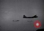 Immagine di Bombardieri B-17 e B-24 e B-29 Germania, 1944, secondo 4 filmato di repertorio 65675037327