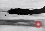 Immagine di Bombardieri B-17 e B-24 e B-29 Germania, 1944, secondo 10 filmato di repertorio 65675037327