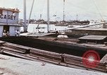 Immagine di Cargo essendo caricati nei carrelli Saigon Vietnam, 1966, secondo 1 filmato di repertorio 65675037337