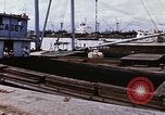 Immagine di Cargo essendo caricati nei carrelli Saigon Vietnam, 1966, secondo 3 filmato di repertorio 65675037337