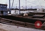 Immagine di Cargo essendo caricati nei carrelli Saigon Vietnam, 1966, secondo 5 filmato di repertorio 65675037337