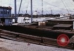 Immagine di Cargo essendo caricati nei carrelli Saigon Vietnam, 1966, secondo 8 filmato di repertorio 65675037337