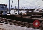 Immagine di Cargo essendo caricati nei carrelli Saigon Vietnam, 1966, secondo 9 filmato di repertorio 65675037337