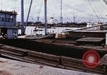 Immagine di Cargo essendo caricati nei carrelli Saigon Vietnam, 1966, secondo 10 filmato di repertorio 65675037337