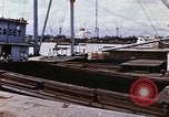 Immagine di Cargo essendo caricati nei carrelli Saigon Vietnam, 1966, secondo 11 filmato di repertorio 65675037337