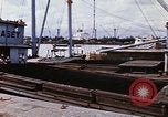 Immagine di Cargo essendo caricati nei carrelli Saigon Vietnam, 1966, secondo 12 filmato di repertorio 65675037337