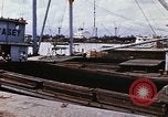 Immagine di Cargo essendo caricati nei carrelli Saigon Vietnam, 1966, secondo 13 filmato di repertorio 65675037337