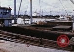 Immagine di Cargo essendo caricati nei carrelli Saigon Vietnam, 1966, secondo 14 filmato di repertorio 65675037337