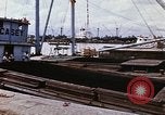 Immagine di Cargo essendo caricati nei carrelli Saigon Vietnam, 1966, secondo 15 filmato di repertorio 65675037337