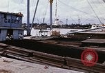 Immagine di Cargo essendo caricati nei carrelli Saigon Vietnam, 1966, secondo 16 filmato di repertorio 65675037337