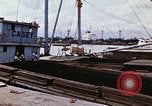 Immagine di Cargo essendo caricati nei carrelli Saigon Vietnam, 1966, secondo 17 filmato di repertorio 65675037337