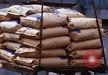 Immagine di Cargo essendo caricati nei carrelli Saigon Vietnam, 1966, secondo 18 filmato di repertorio 65675037337