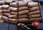 Immagine di Cargo essendo caricati nei carrelli Saigon Vietnam, 1966, secondo 19 filmato di repertorio 65675037337