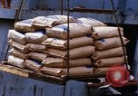 Immagine di Cargo essendo caricati nei carrelli Saigon Vietnam, 1966, secondo 20 filmato di repertorio 65675037337