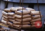 Immagine di Cargo essendo caricati nei carrelli Saigon Vietnam, 1966, secondo 21 filmato di repertorio 65675037337