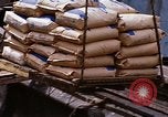 Immagine di Cargo essendo caricati nei carrelli Saigon Vietnam, 1966, secondo 22 filmato di repertorio 65675037337