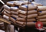 Immagine di Cargo essendo caricati nei carrelli Saigon Vietnam, 1966, secondo 23 filmato di repertorio 65675037337