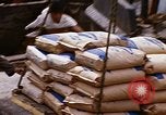 Immagine di Cargo essendo caricati nei carrelli Saigon Vietnam, 1966, secondo 24 filmato di repertorio 65675037337
