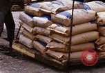 Immagine di Cargo essendo caricati nei carrelli Saigon Vietnam, 1966, secondo 25 filmato di repertorio 65675037337