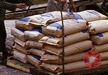 Immagine di Cargo essendo caricati nei carrelli Saigon Vietnam, 1966, secondo 26 filmato di repertorio 65675037337