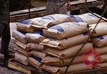 Immagine di Cargo essendo caricati nei carrelli Saigon Vietnam, 1966, secondo 27 filmato di repertorio 65675037337