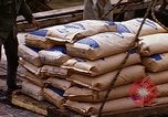 Immagine di Cargo essendo caricati nei carrelli Saigon Vietnam, 1966, secondo 28 filmato di repertorio 65675037337
