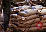 Immagine di Cargo essendo caricati nei carrelli Saigon Vietnam, 1966, secondo 29 filmato di repertorio 65675037337