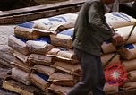 Immagine di Cargo essendo caricati nei carrelli Saigon Vietnam, 1966, secondo 30 filmato di repertorio 65675037337