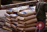 Immagine di Cargo essendo caricati nei carrelli Saigon Vietnam, 1966, secondo 31 filmato di repertorio 65675037337