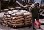 Immagine di Cargo essendo caricati nei carrelli Saigon Vietnam, 1966, secondo 32 filmato di repertorio 65675037337