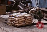 Immagine di Cargo essendo caricati nei carrelli Saigon Vietnam, 1966, secondo 33 filmato di repertorio 65675037337