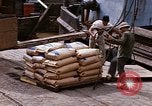 Immagine di Cargo essendo caricati nei carrelli Saigon Vietnam, 1966, secondo 34 filmato di repertorio 65675037337