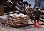Immagine di Cargo essendo caricati nei carrelli Saigon Vietnam, 1966, secondo 35 filmato di repertorio 65675037337