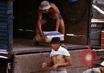 Immagine di Cargo essendo caricati nei carrelli Saigon Vietnam, 1966, secondo 36 filmato di repertorio 65675037337