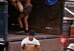 Immagine di Cargo essendo caricati nei carrelli Saigon Vietnam, 1966, secondo 37 filmato di repertorio 65675037337