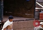 Immagine di Cargo essendo caricati nei carrelli Saigon Vietnam, 1966, secondo 38 filmato di repertorio 65675037337