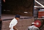Immagine di Cargo essendo caricati nei carrelli Saigon Vietnam, 1966, secondo 39 filmato di repertorio 65675037337