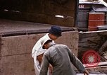 Immagine di Cargo essendo caricati nei carrelli Saigon Vietnam, 1966, secondo 40 filmato di repertorio 65675037337
