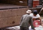 Immagine di Cargo essendo caricati nei carrelli Saigon Vietnam, 1966, secondo 41 filmato di repertorio 65675037337