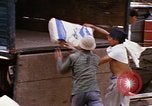 Immagine di Cargo essendo caricati nei carrelli Saigon Vietnam, 1966, secondo 43 filmato di repertorio 65675037337