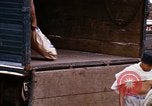 Immagine di Cargo essendo caricati nei carrelli Saigon Vietnam, 1966, secondo 45 filmato di repertorio 65675037337