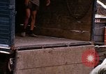 Immagine di Cargo essendo caricati nei carrelli Saigon Vietnam, 1966, secondo 46 filmato di repertorio 65675037337
