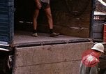 Immagine di Cargo essendo caricati nei carrelli Saigon Vietnam, 1966, secondo 47 filmato di repertorio 65675037337